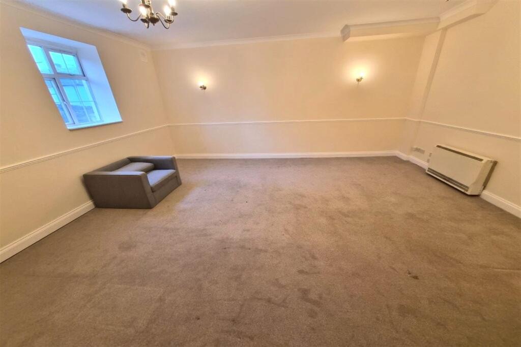 2 bedroom Ground Floor Apartment in Godalming photo 3