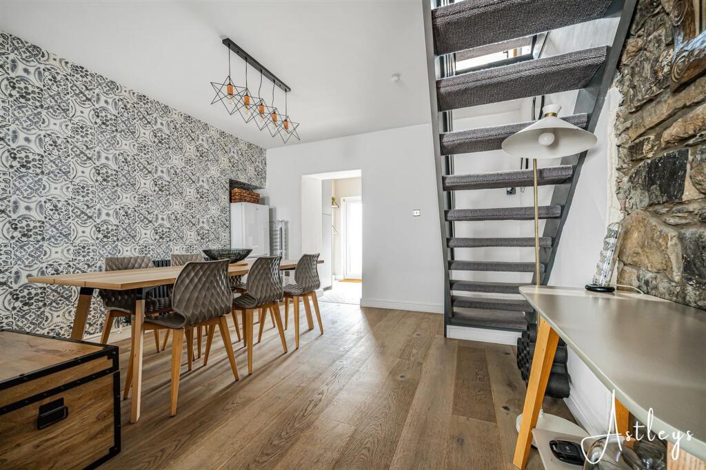 House in Mumbles, Oystermouth - More