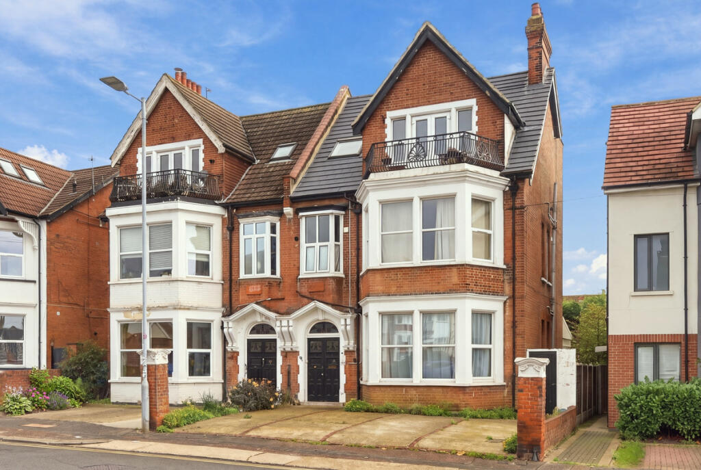3-bed flat on Valkyrie Road, Westcliff-on-Sea, SS0, £230,000