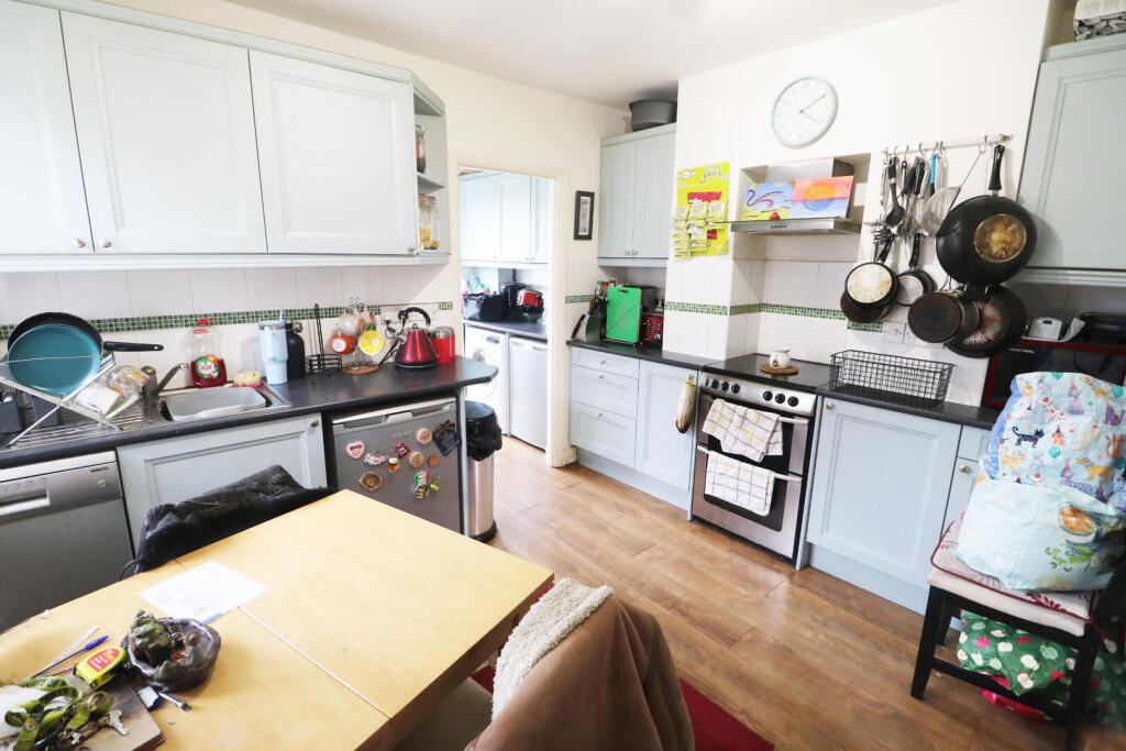 Kimble Road, Colliers Wood, London photo 2