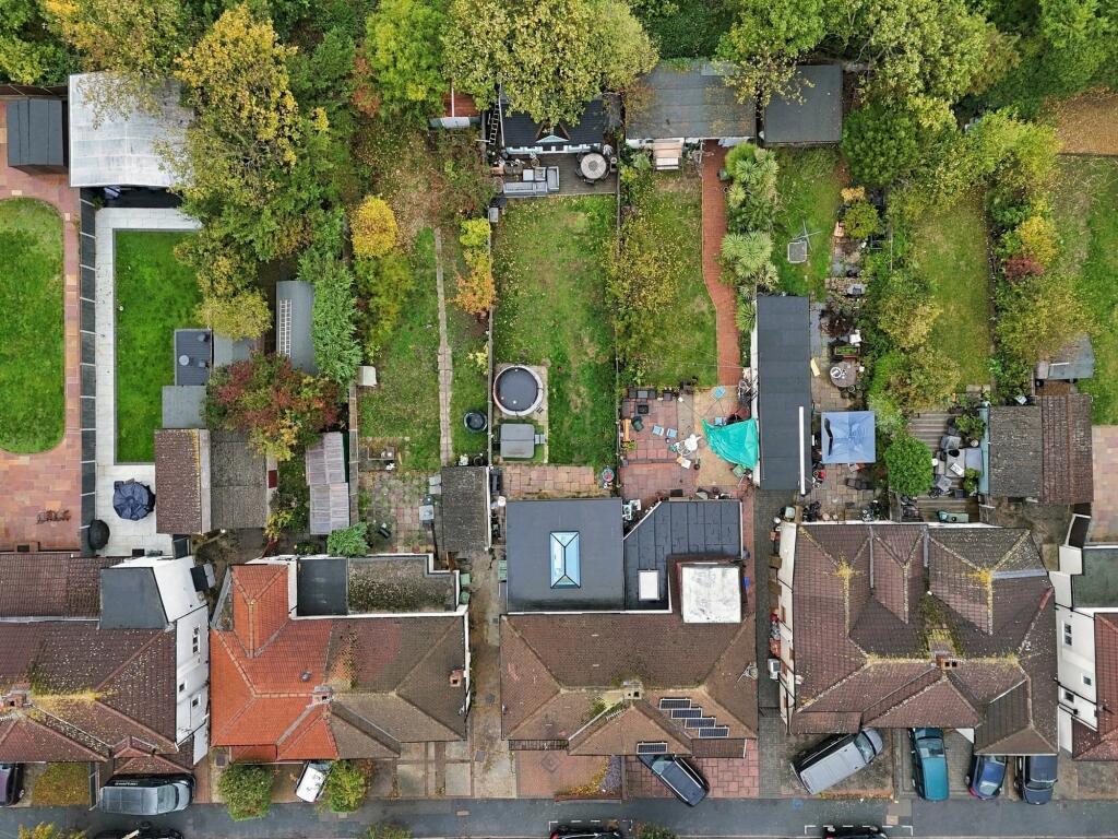 Lancaster Drive, Hornchurch, RM12 5ST photo 3