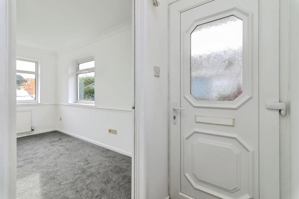 Elms Close, Earsham, Bungay photo 2