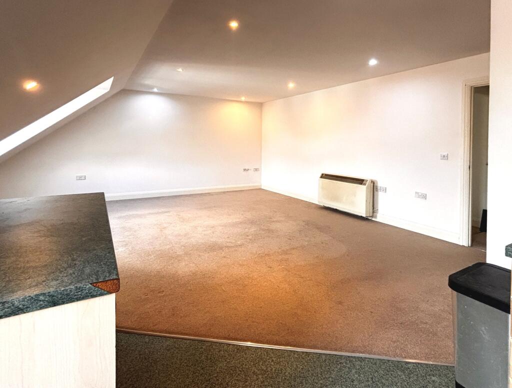 Apartment in Gloucester, Gloucestershire - View 5