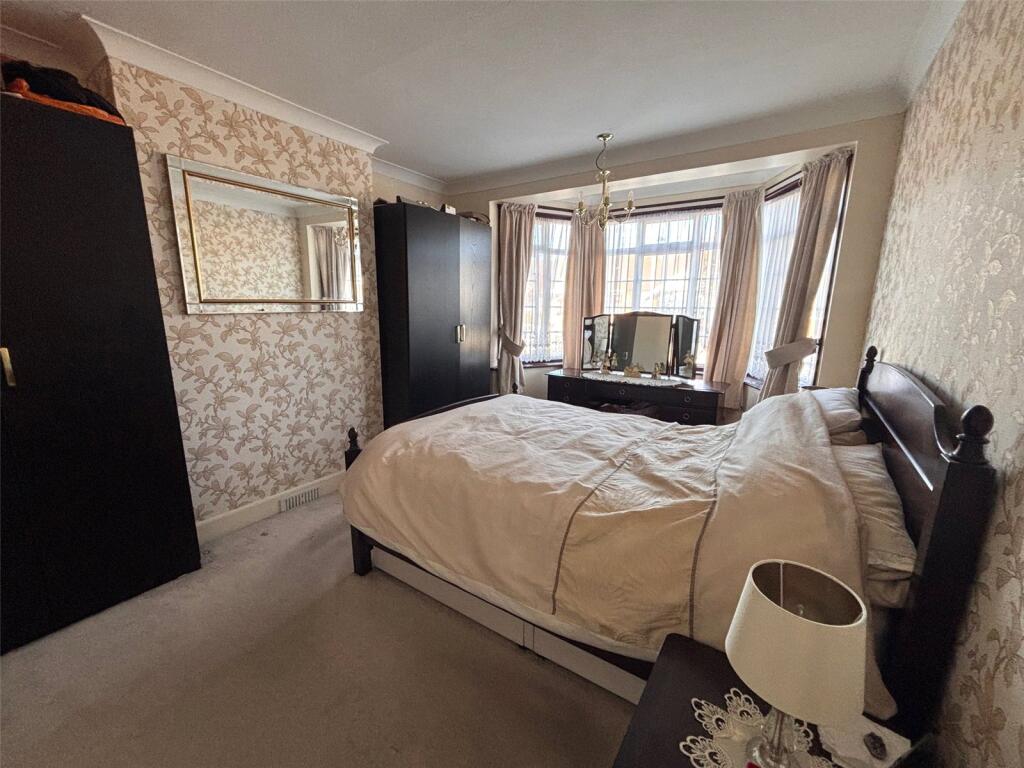 Havering Gardens, Chadwell Heath, RM6 photo 3