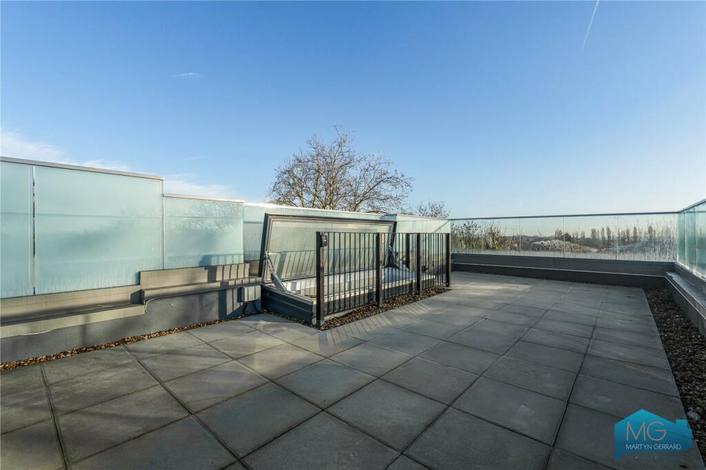 High Road, North Finchley, London, N12 photo 4
