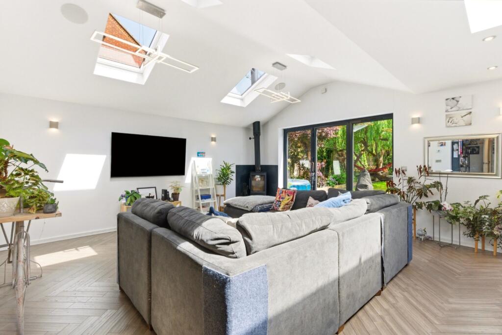 St. Vincent Drive, St. Albans, Hertfordshire, AL1 - View 2