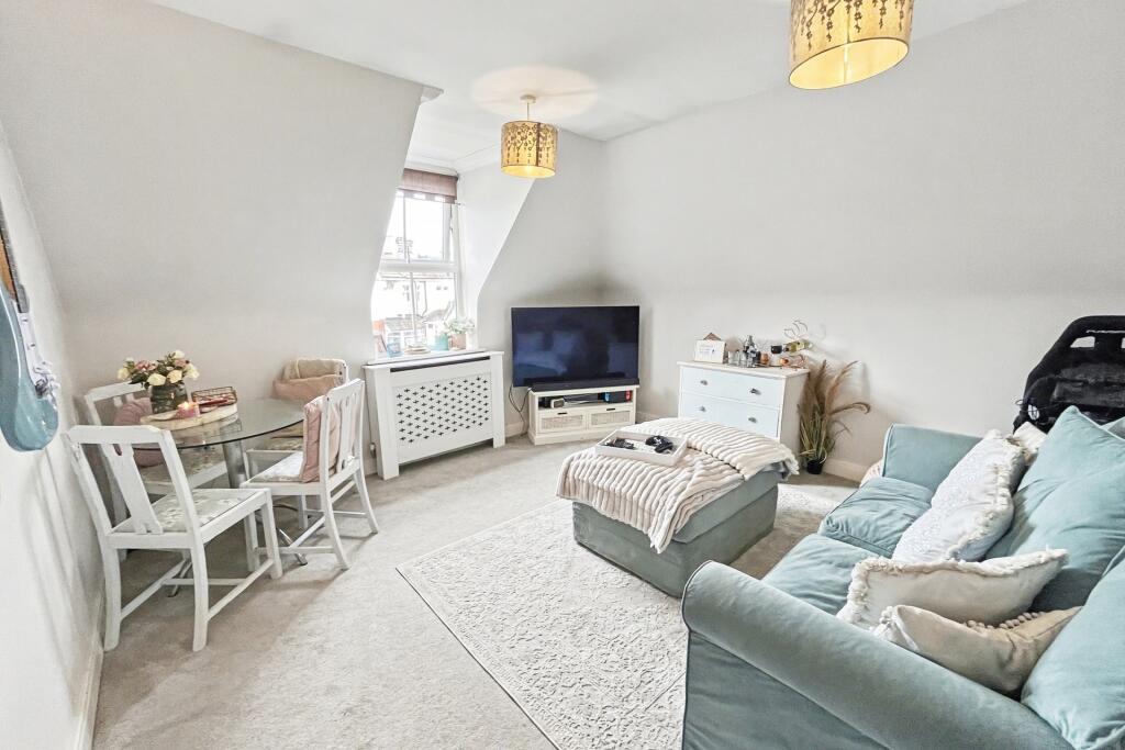 Apartment in Christchurch, Pokesdown, Bournemouth - View 2