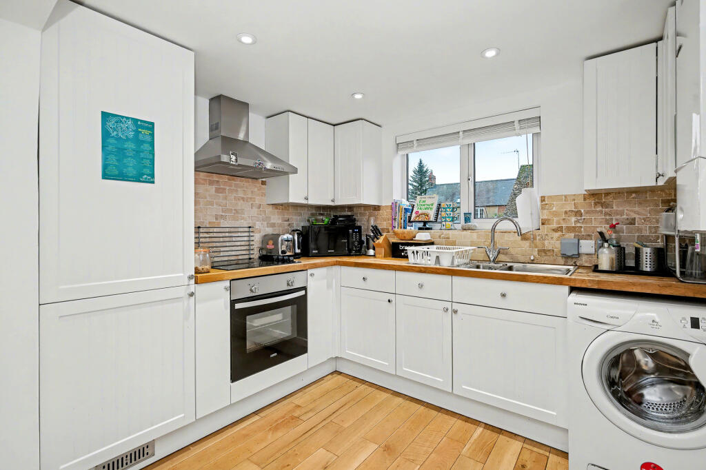 Clover Place, Eynsham, Witney, Oxfordshire photo 2