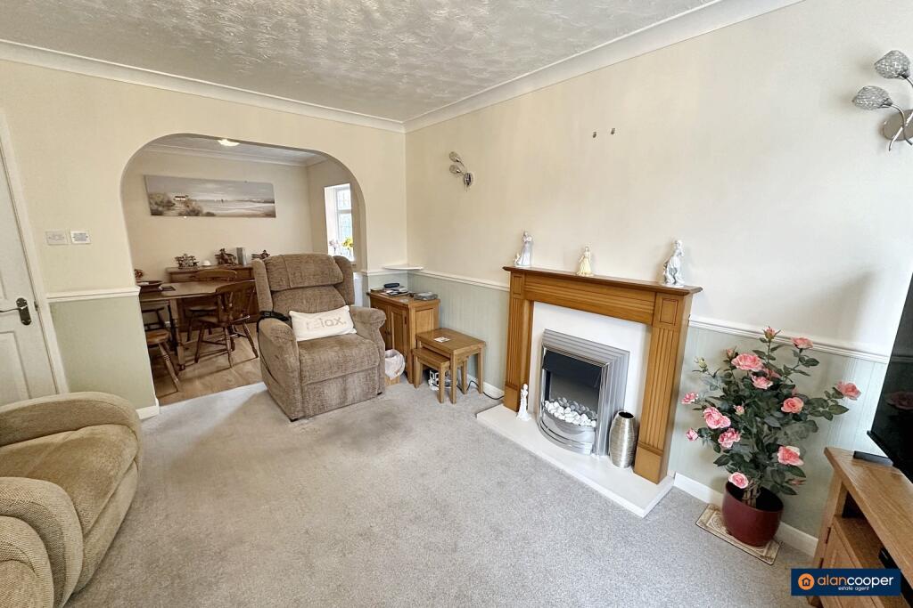Harcourt Gardens, Nuneaton, CV11 5UR photo 3