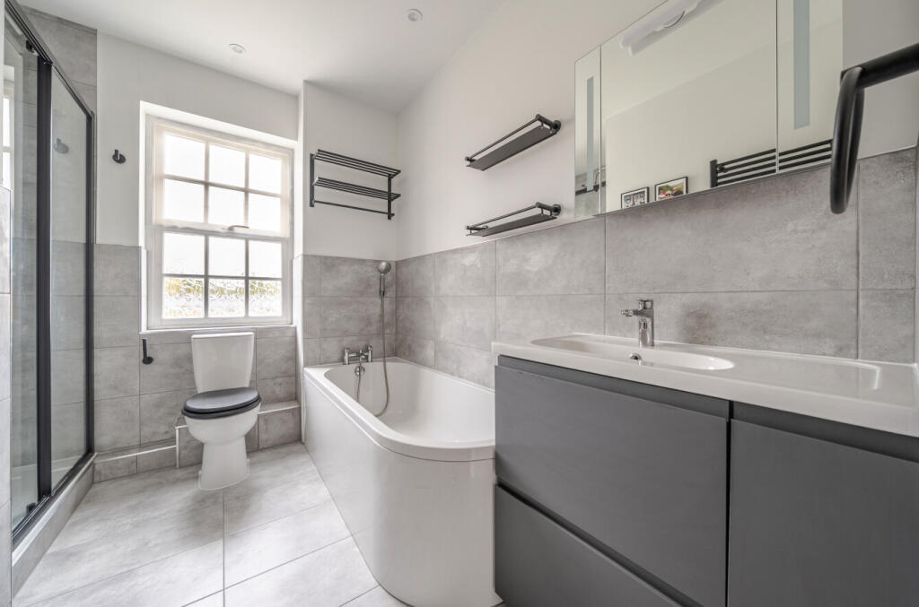 Apartment in Winchester, Wickham - View 2