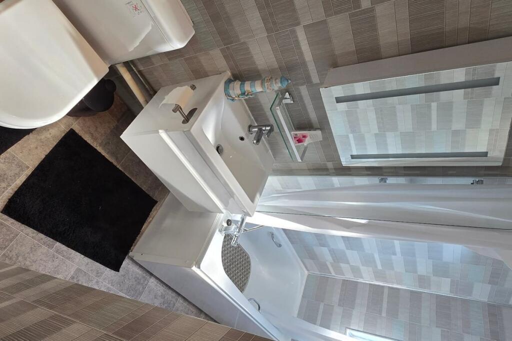 House in London, Heston - View 5