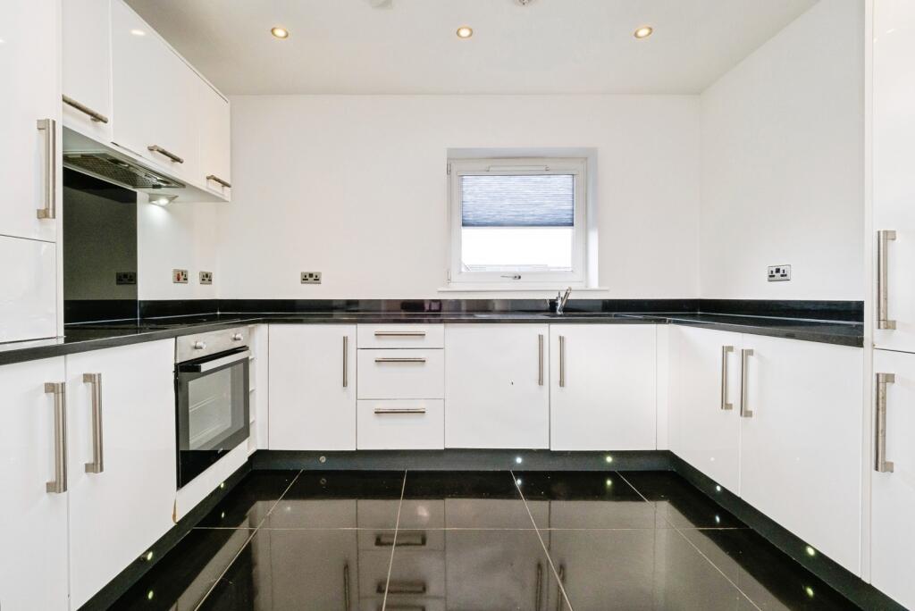 Apartment in London, Chingford Green, Chingford - View 2