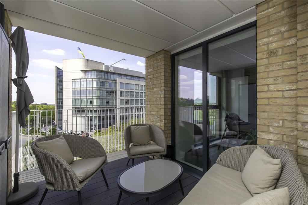 Lakeside Drive, London, NW10 photo 3