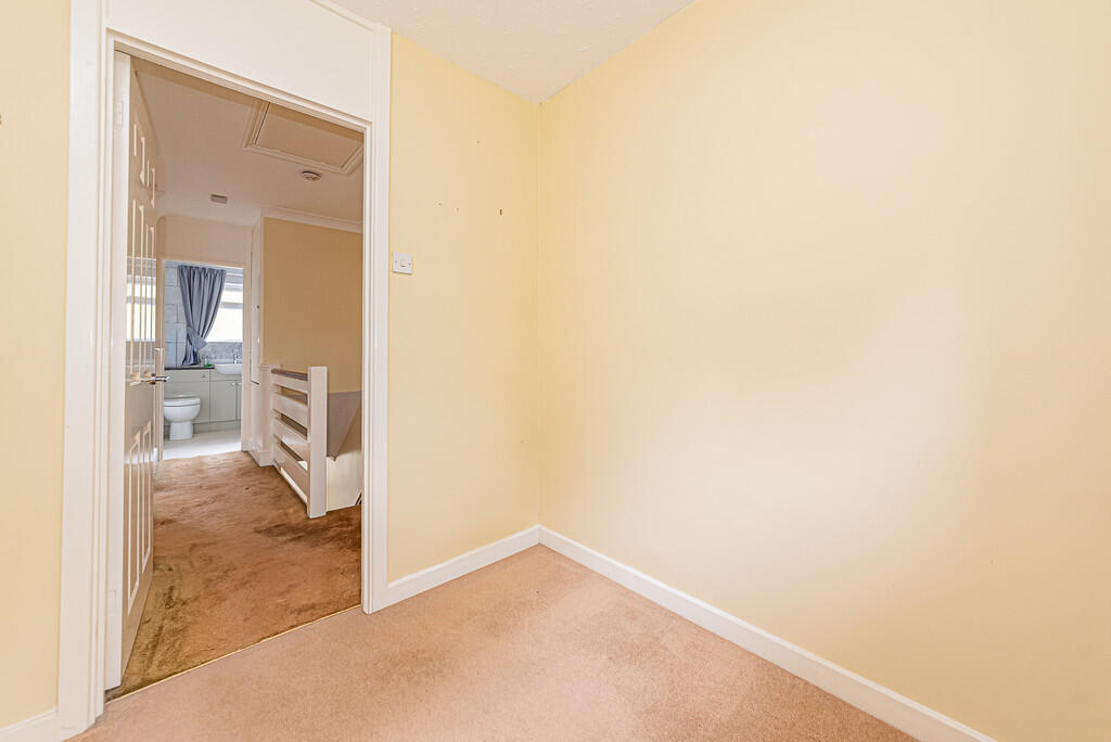 Inglewood Avenue, Camberley photo 3