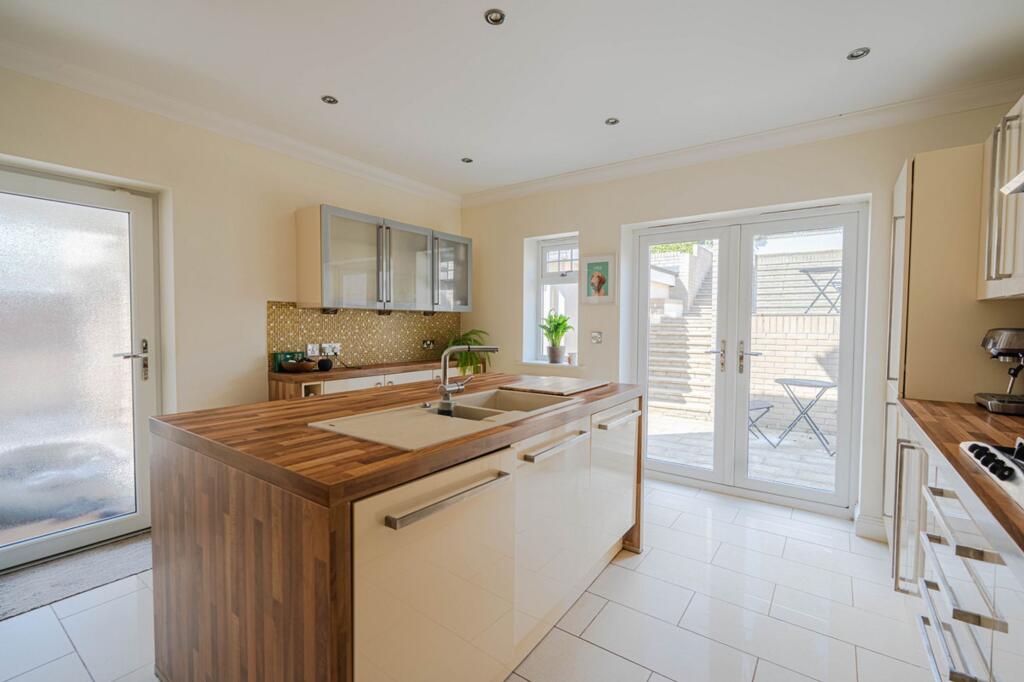 House in Bournemouth, Queens Park - More