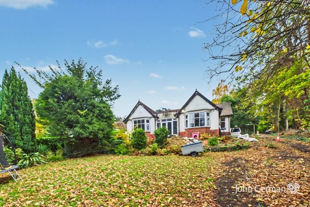 3-bed detached on Highfield Drive, Winshill, £425,000