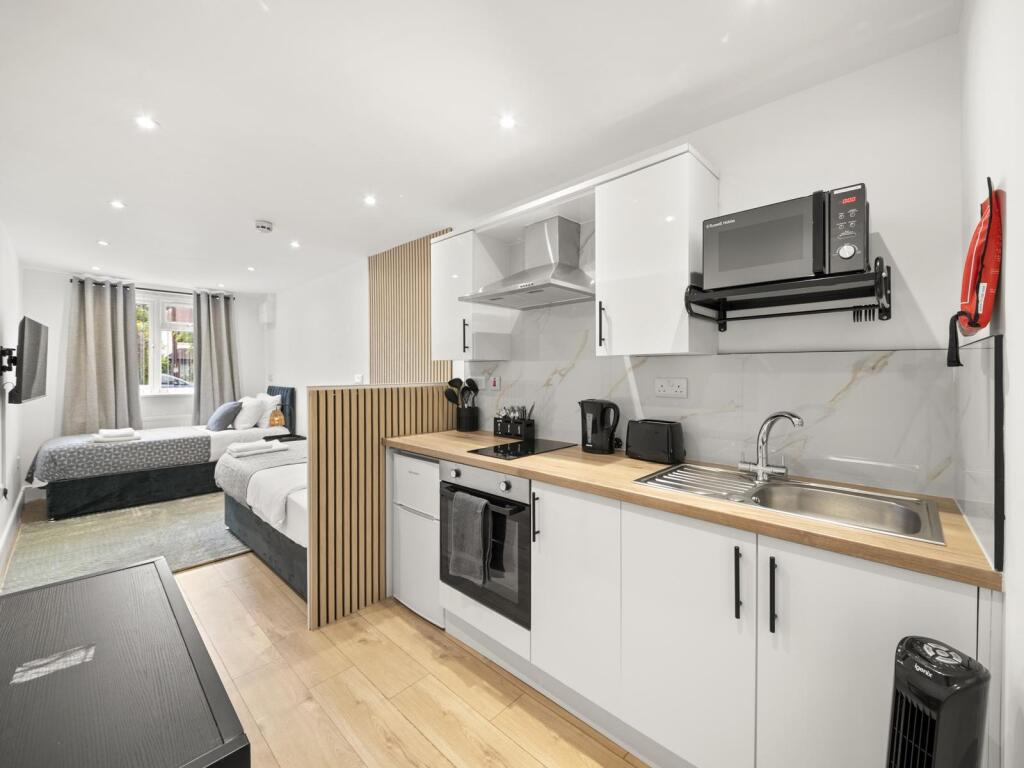 House in Slough - View 4