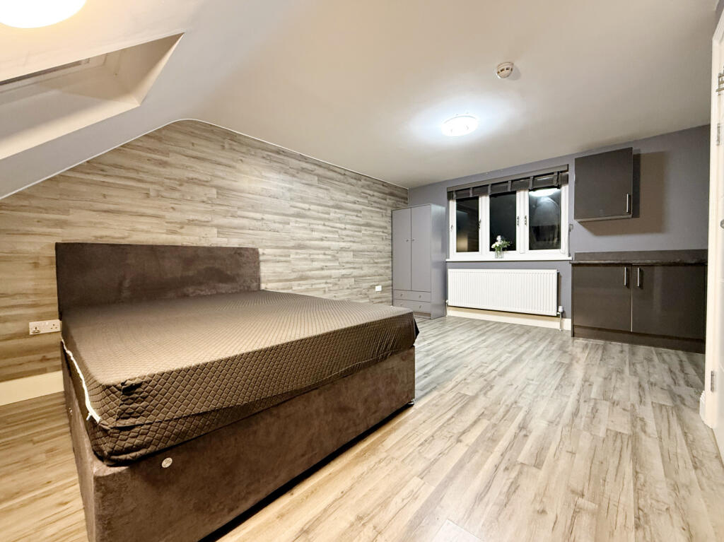 The Crossways, Hounslow, TW5 photo 3