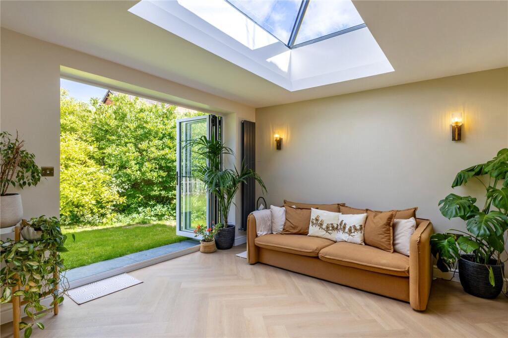 House in Runnymede, Knowle Hill - View 5