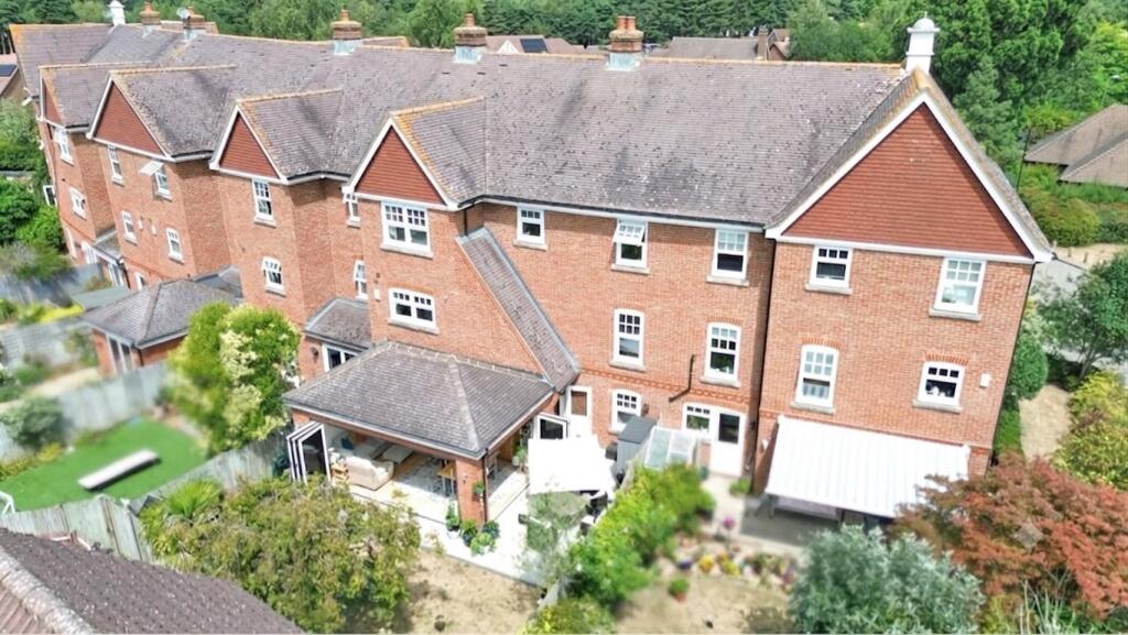 Main image of property: Elvetham Crescent, Fleet, GU51 1BU