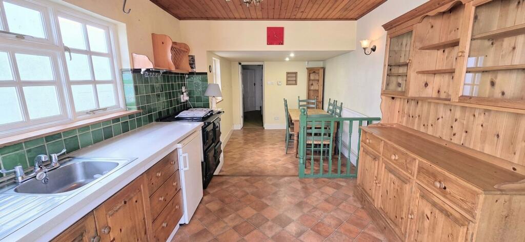 House in Haywards Heath, Lindfield - More