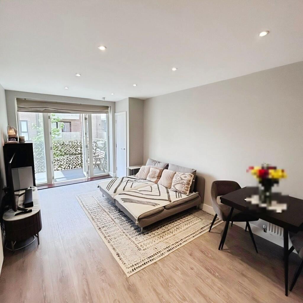 2-bed flat on Corys Road, Rochester, ME1 1GL, £280,000