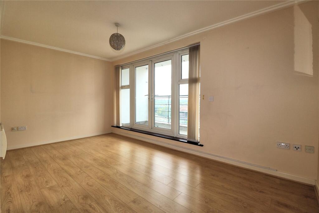 Apartment in Woking, Surrey - More