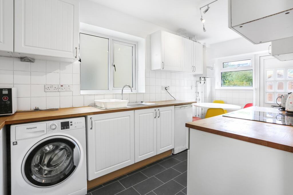 House in Guildford, Woodbridge Hill - View 5