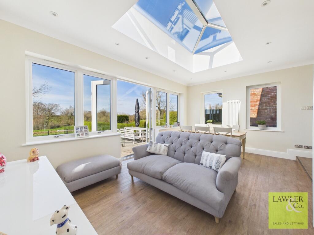 London Road North, Poynton, Stockport, Cheshire, SK12 1BX photo 4