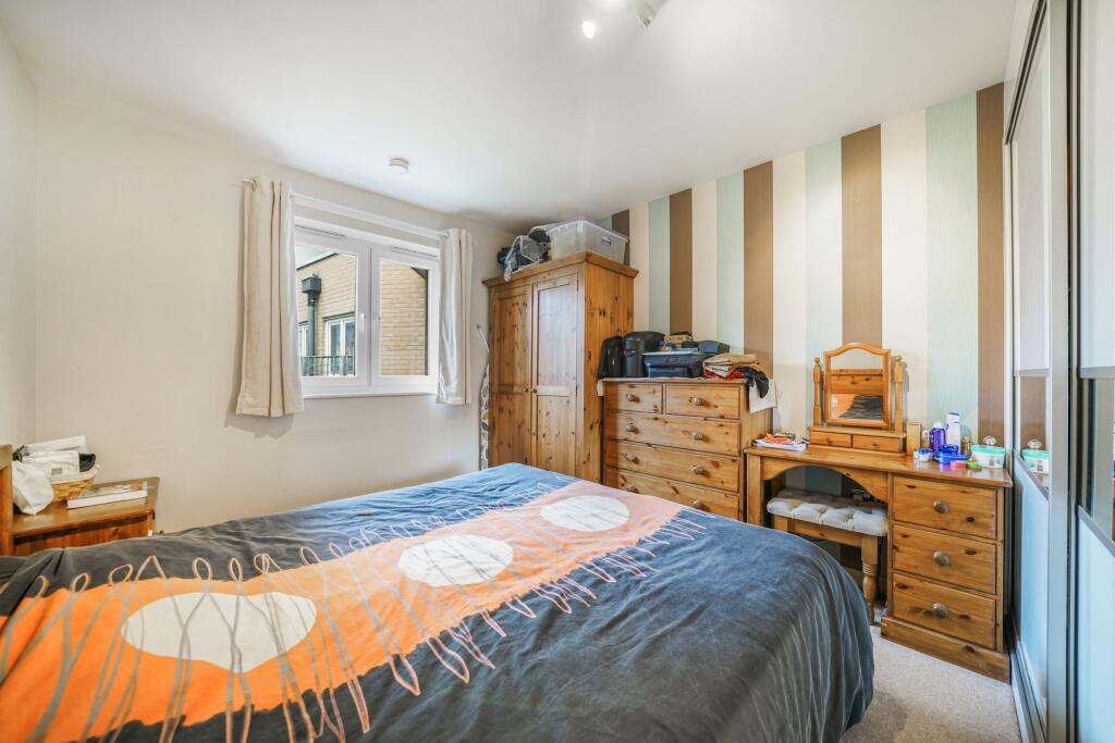 Apartment in Croydon - More