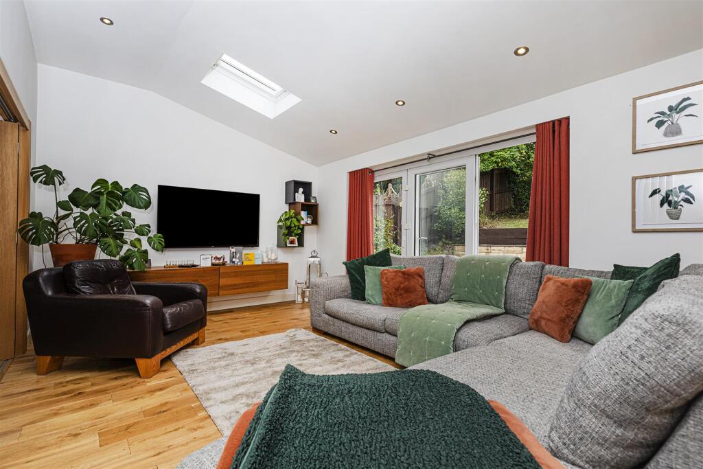 Oakfield Drive, Mirfield photo 3