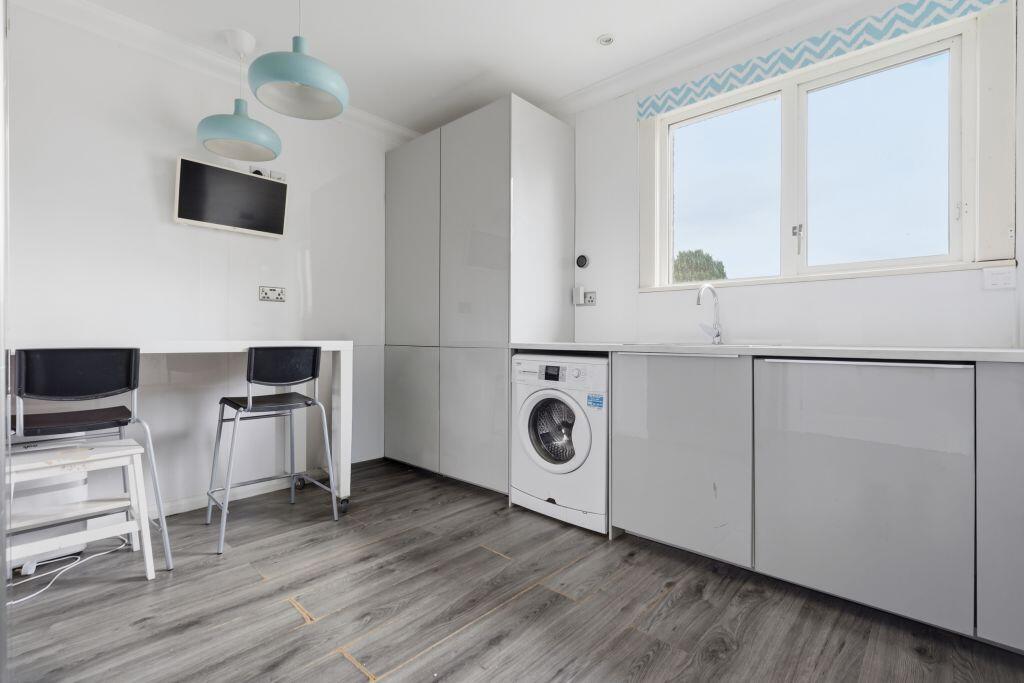 Apartment in Glasgow, High Balornock, Barmulloch - View 5