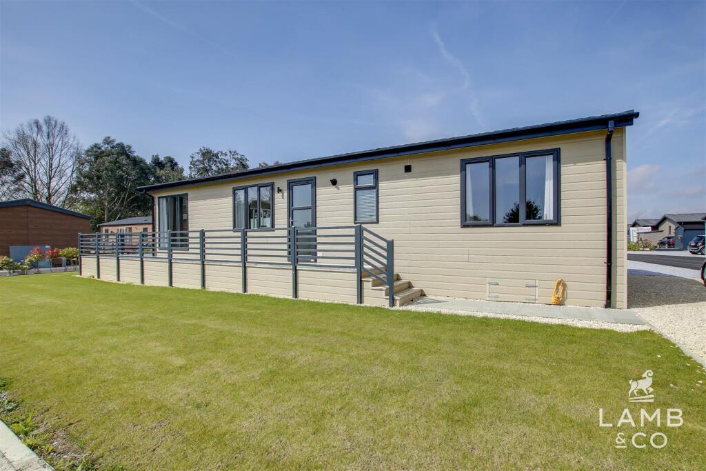 2-bed caravan on Seven Acres, St Johns Road, Clacton-on-Sea, £215,000