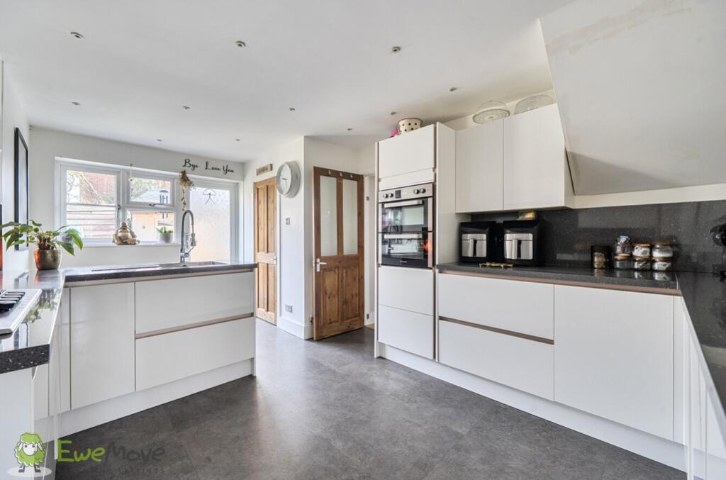 Farringdon Way, Tadley, Hampshire, RG26 photo 2