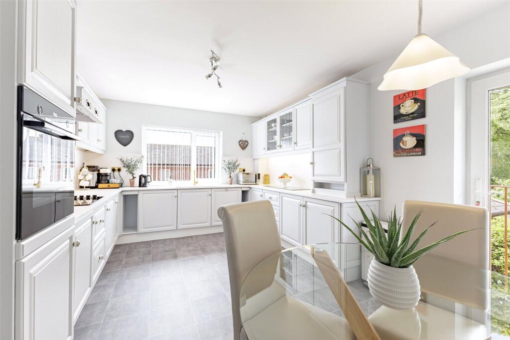 Apartment in Cardiff, Llanishen - View 3