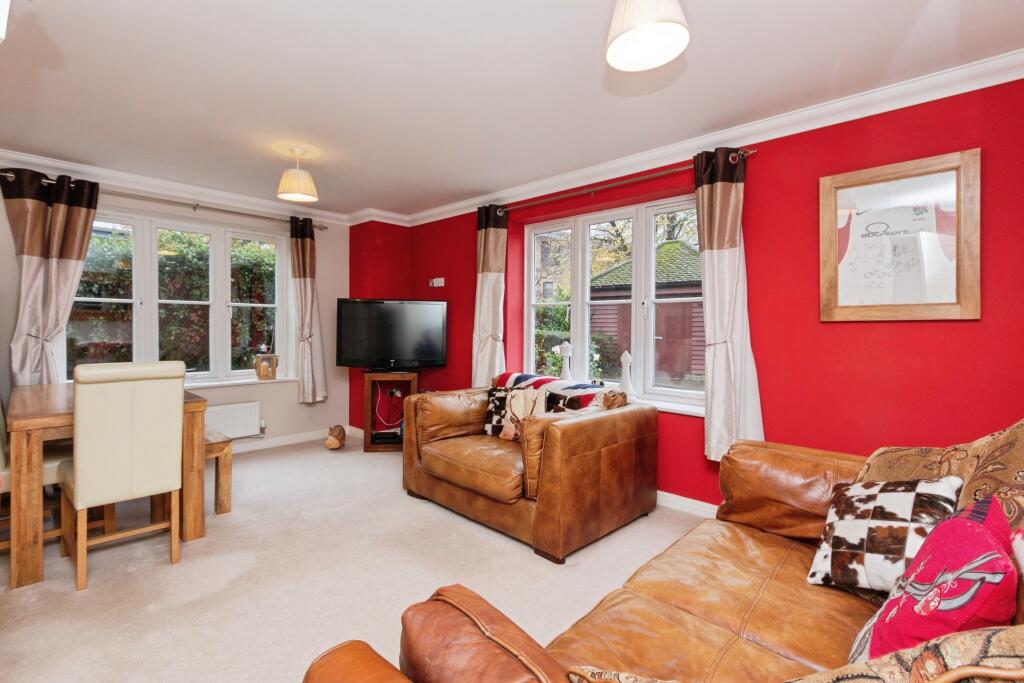 44 Hale Road, Farnham, GU9 photo 2