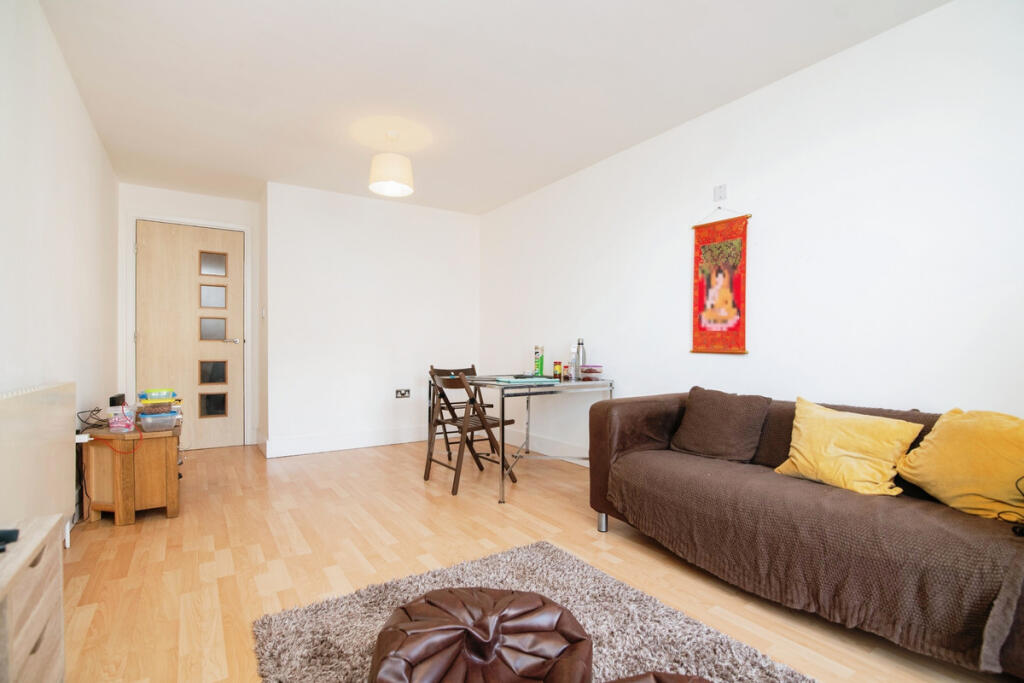 Apartment in Sandwell, West Midlands - View 3