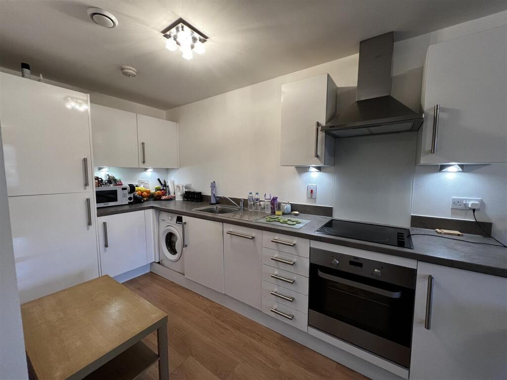 Apartment in Hertsmere, Elstree and Borehamwood - View 3