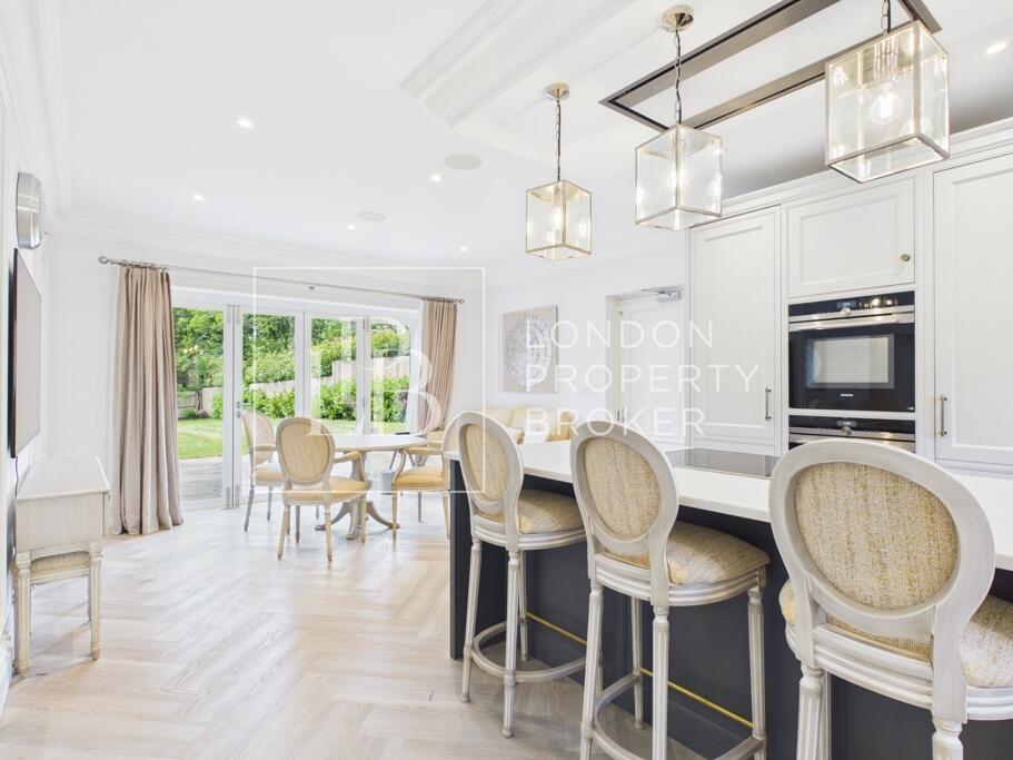 House in Sunningdale, Windsor and Maidenhead - More