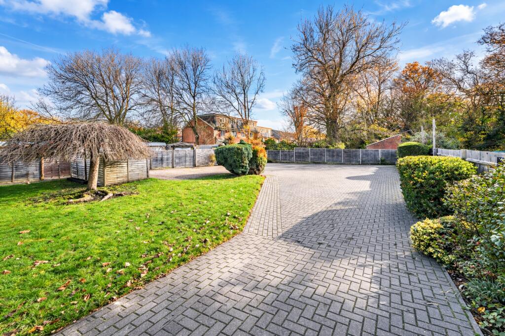 Additional image 4 of The Acorns, Wynchlands Crescent, St. Albans, Hertfordshire, AL4