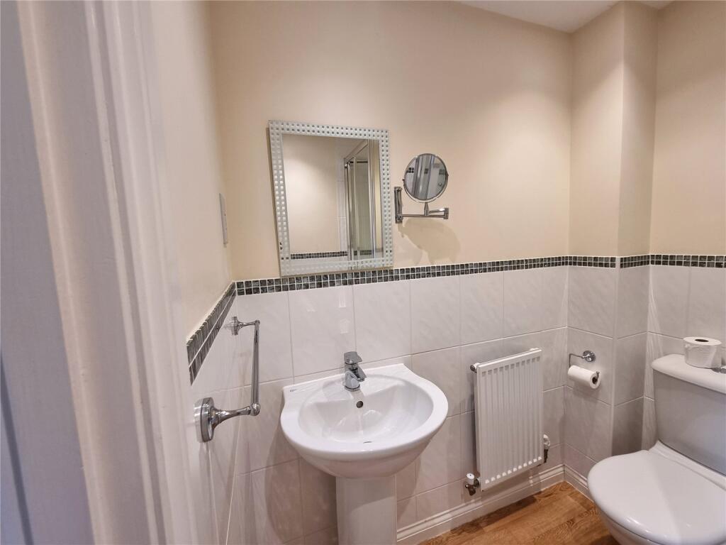 5 bedroom end of terrace house for rent