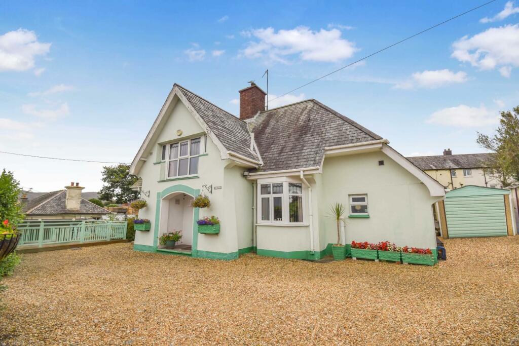 3-bed detached on Minffordd Road, Penrhyndeudraeth, £315,000