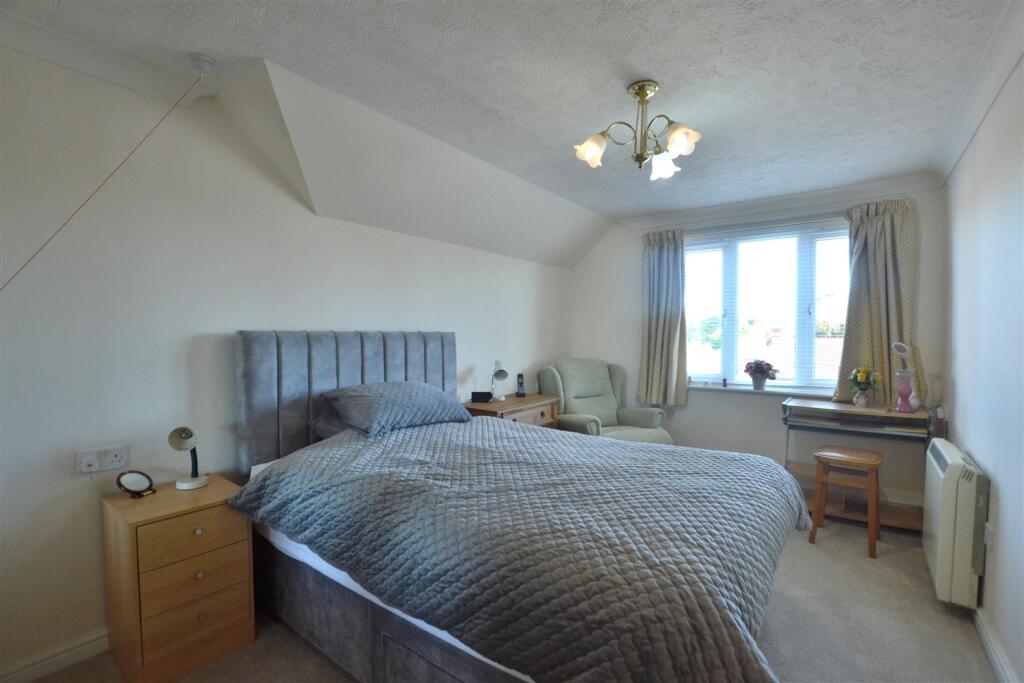 Apartment in Hart, Fleet - View 5