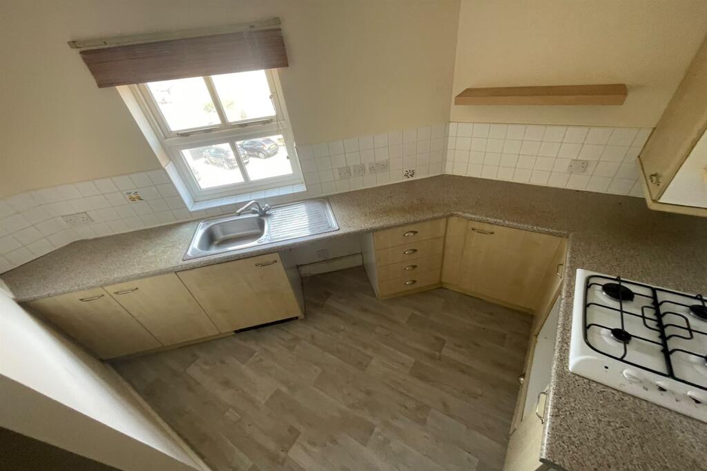 Apartment in Basildon, Noak Bridge - View 3