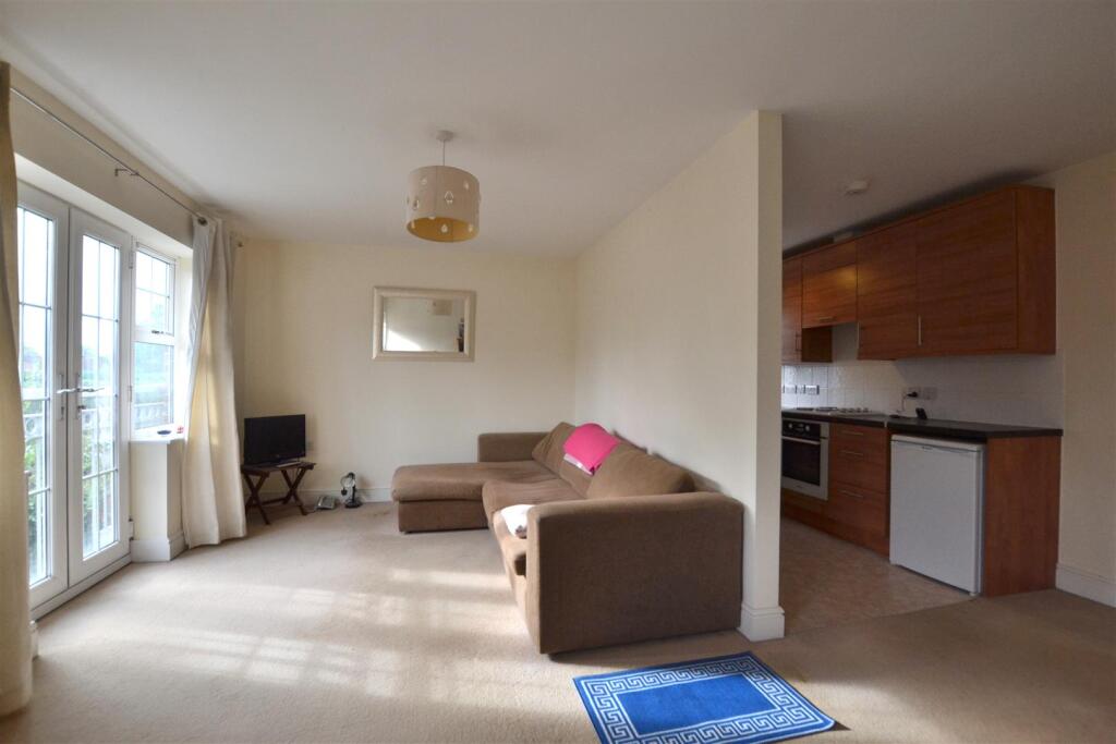 Apartment in Hart, Fleet - View 3