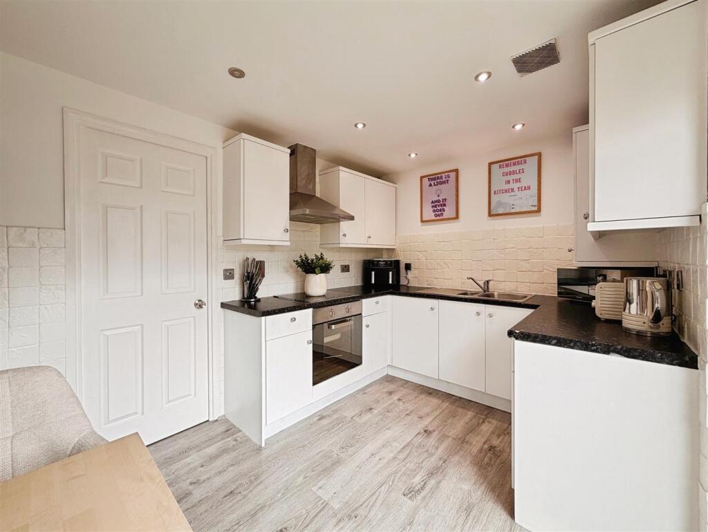Manor Grove, Worksop photo 4