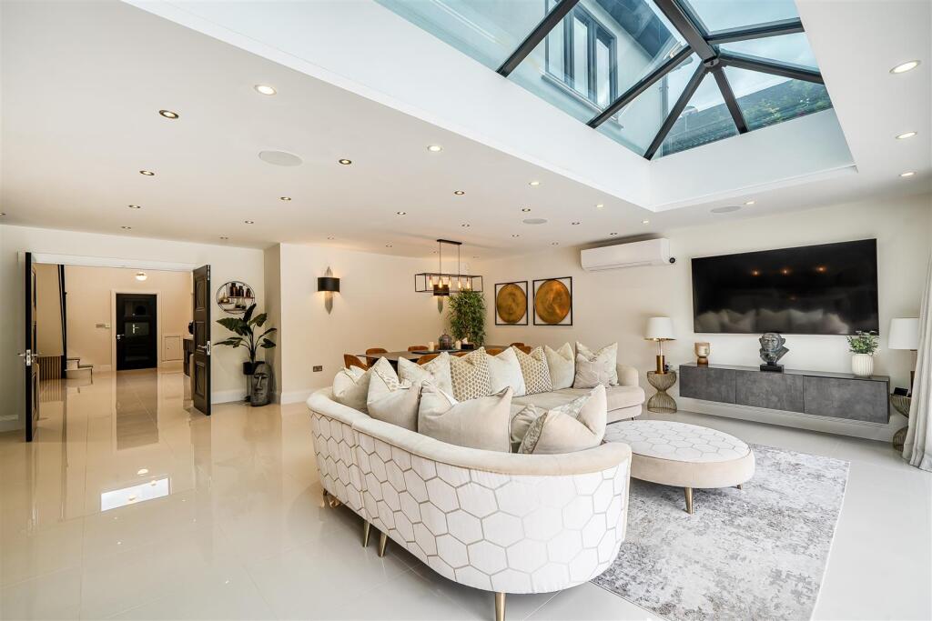 House in Sutton - View 3