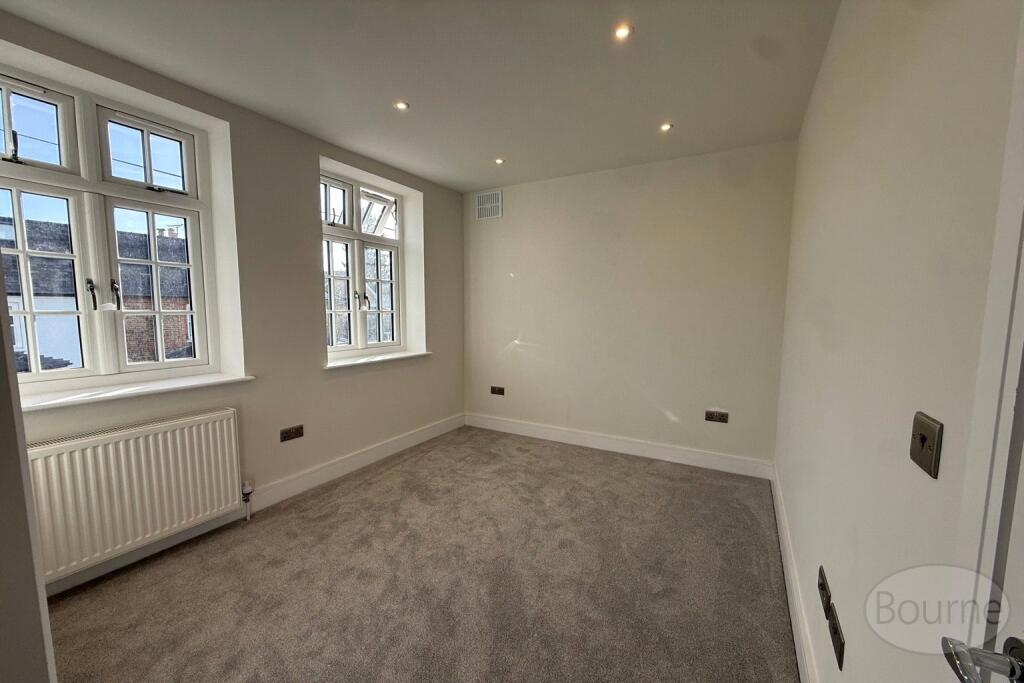 Apartment in Elmbridge, Cobham - More