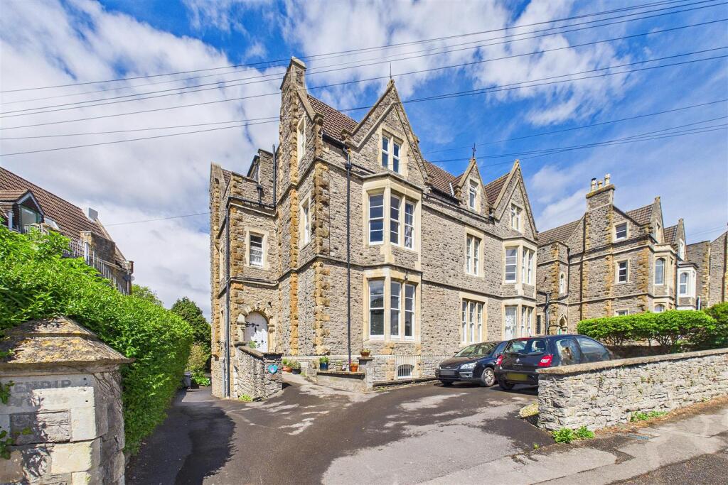 Main image of property: Mid Clevedon apartment moments from Hill Road