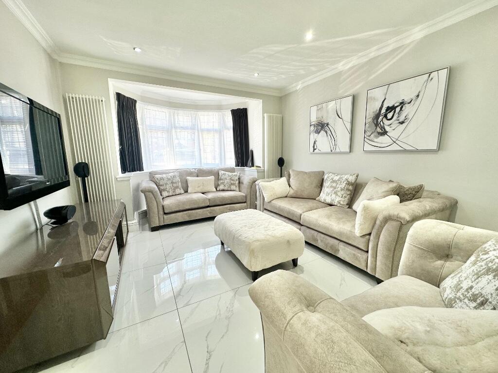 Torquay Gardens, Redbridge, IG4 photo 2